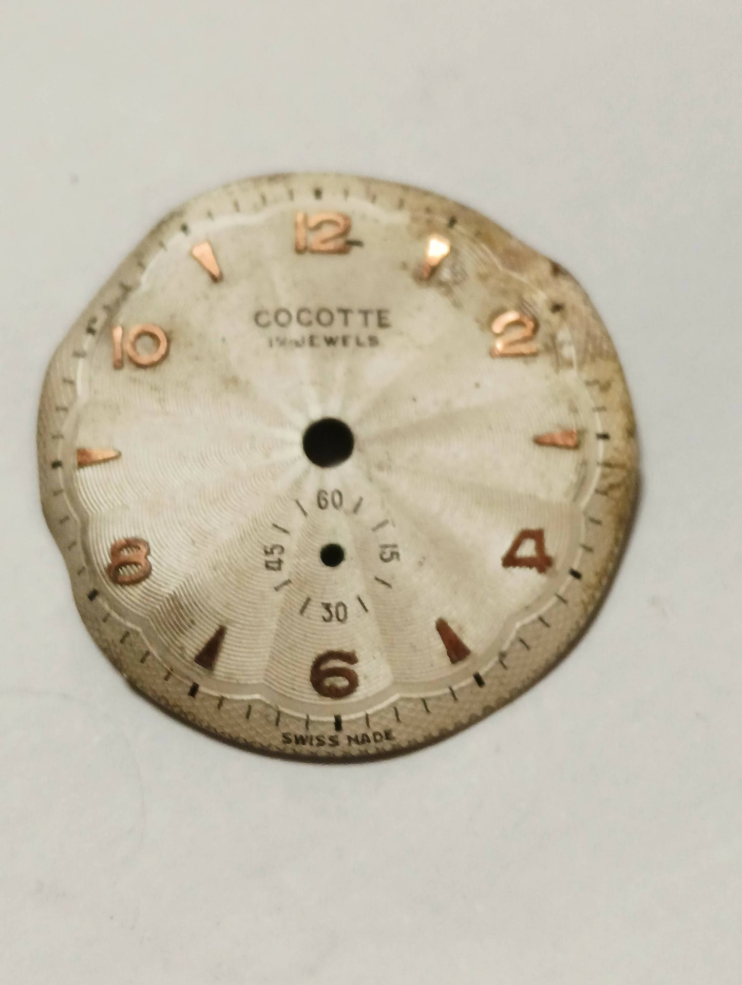 Quadrante vintage cotte da restaurare, con diametro 28,30 mm. piedini a ore13,10 e 19,30 , secondi piccoli a ore 18.