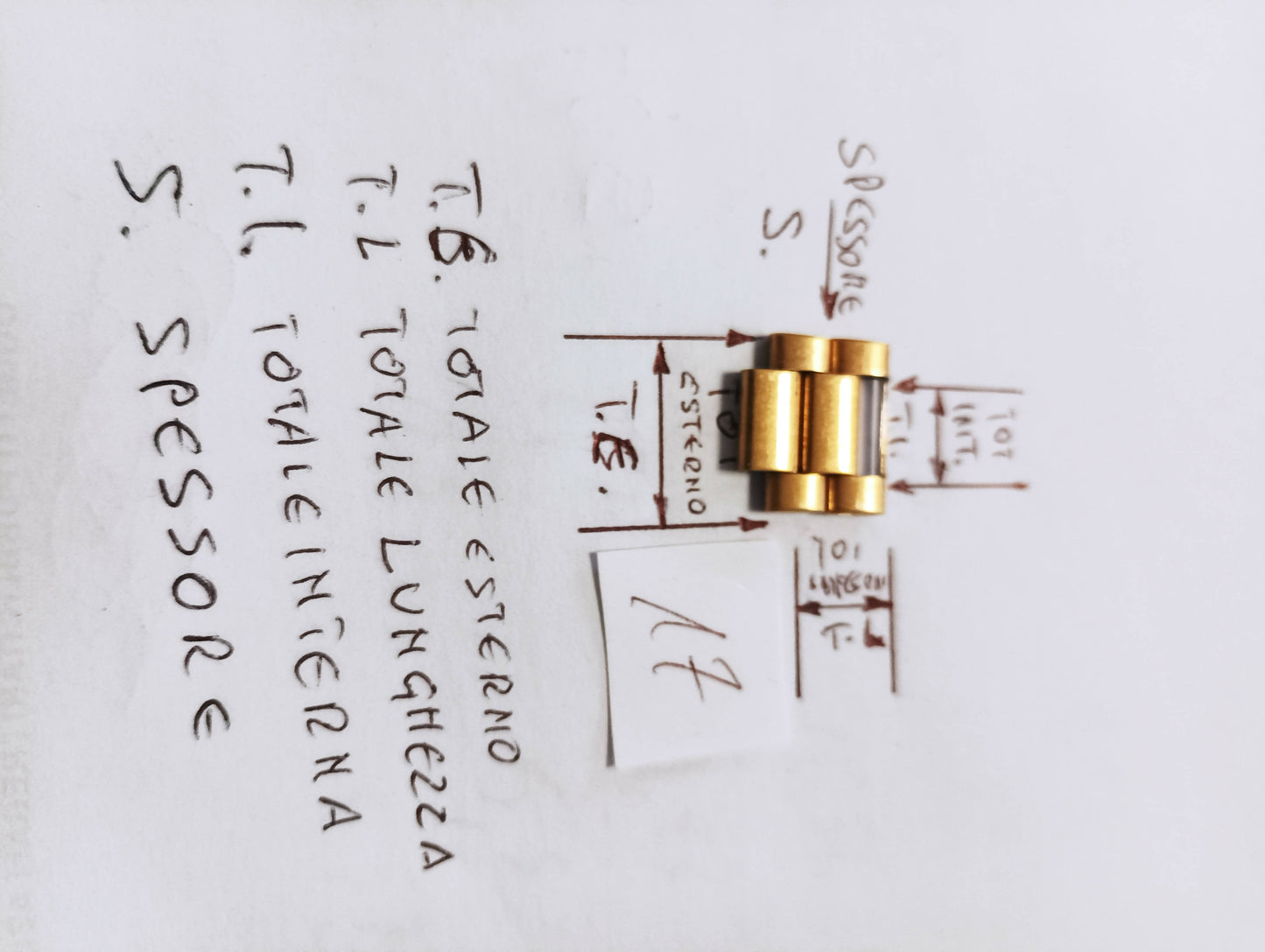 Maglia aggiuntiva per bracciale color oro con doppio segmento dimensione massima esterna 15,85m.m. interna 8,95 m.m. spessore 2,5 m.m. lunghezza segmento 5,6 m.m.