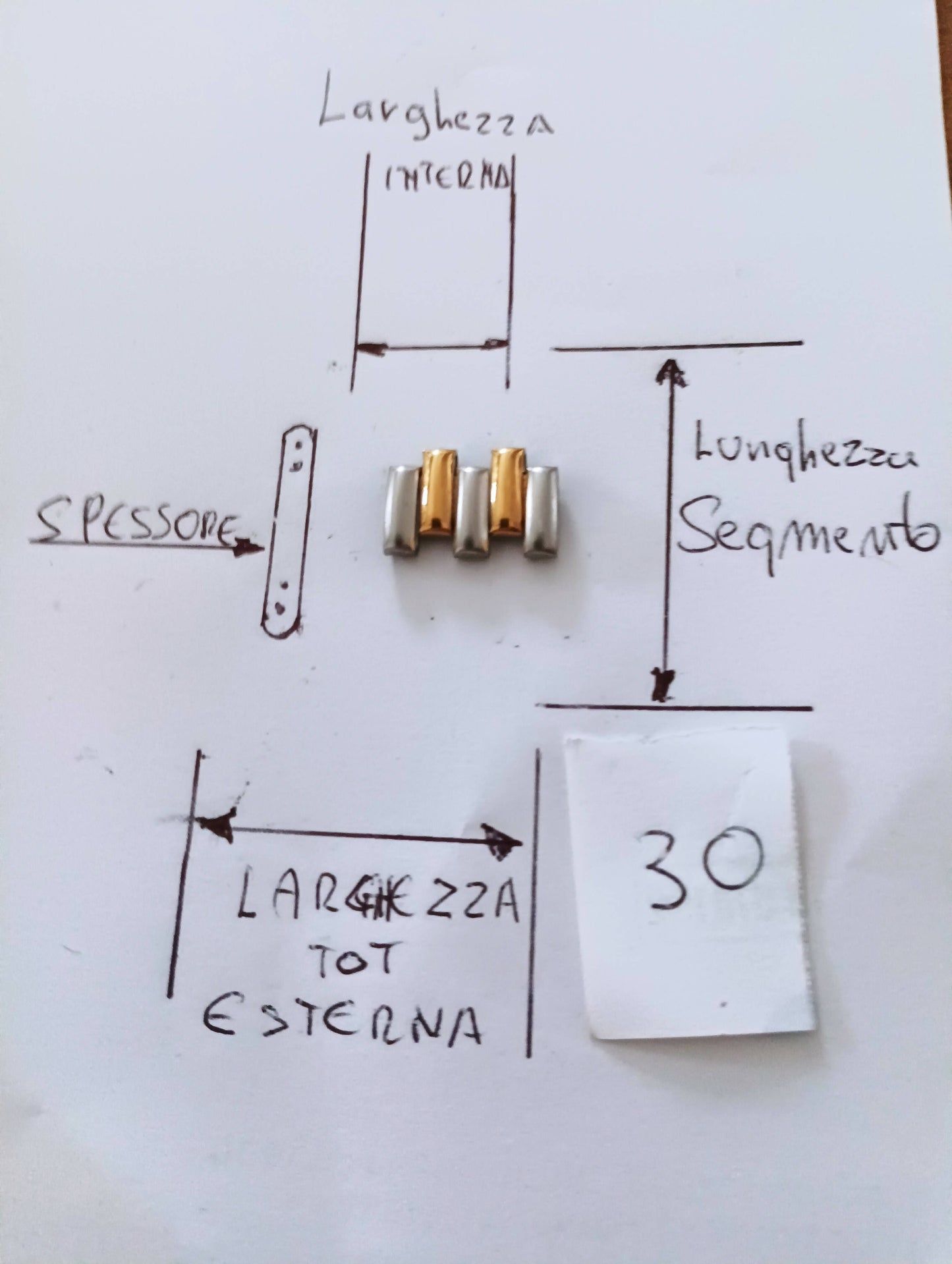 Maglia aggiuntiva per bracciale color acciaio e oro delle dimensioni massima esterna di 16,02 m.m. interno 9,67 m.m. Spessore 3,33 m.m. lunghezza segmento 8,63..