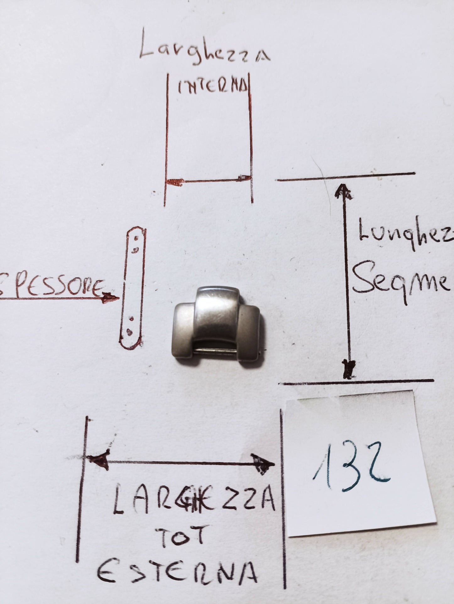 Maglia aggiuntiva per bracciale color acciaio dalle dimensioni di 14 m.m.larghezza esterna e di 7,1 m.m. interna spessore 3,8 m.m. lunghezza segmento 12 m.m.