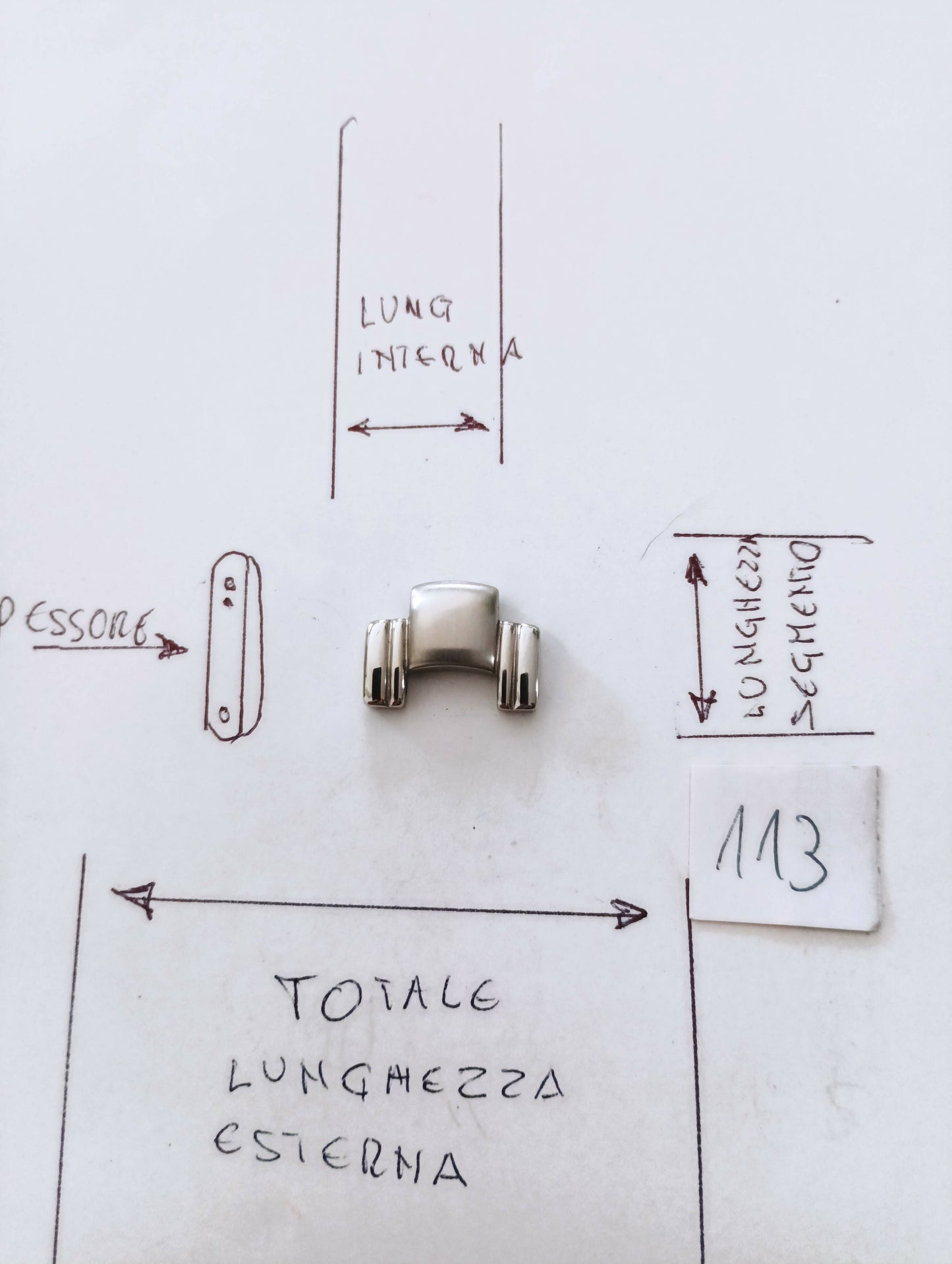 Maglia aggiuntiva per bracciale color acciaio e cromo, dalle dimensioni di 17,68 m.m. larghezza esterna e larghezza interna 9 m.m. spessore 4,32 m.m. lunghezza maglia 13,60 m.m.