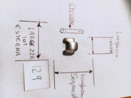 Maglia aggiuntiva per bracciale color acciaio dalle dimensioni di 14,1 m.m. larghezza esterna 6,9 m.m larghezza interna , spessore 3,8 m.m. larghezza esterna 12 m.m.