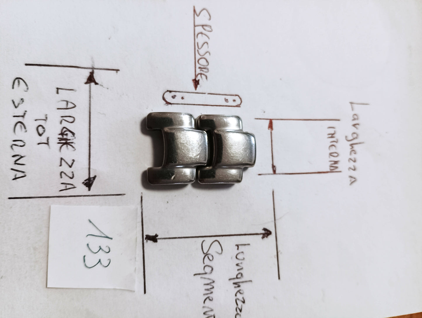 Maglia aggiuntiva per bracciale color acciaio dalle dimensioni di 17,7 m.m. larghezza esterna e larghezza interna 9,2 m.m. spessore 4,2 m.m. lunghezza segmento 15,5.