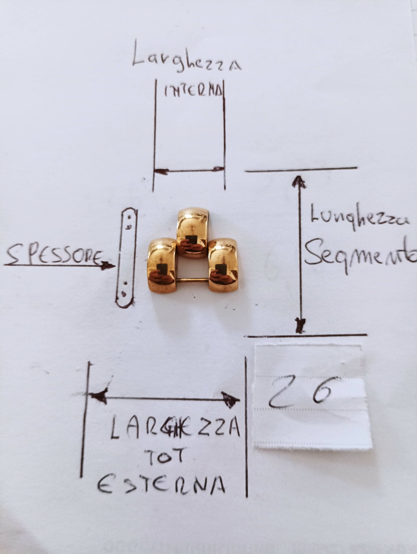 Maglia aggiuntiva per bracciale color oro, con dimensioni di 17,63m.m. larghezza totale esterna e 6,18 m.m Interna 5,14 m.mspessore 21,74 m.m. segmento .