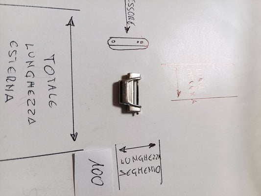 Maglia aggiuntiva per bracciale color acciaio, dalle dimensioni di 17,42 m.m. larghezza massima e di minima 18,87 m.m. spessore 4,14 m.m. lunghezza segmento 10,34 m.m.