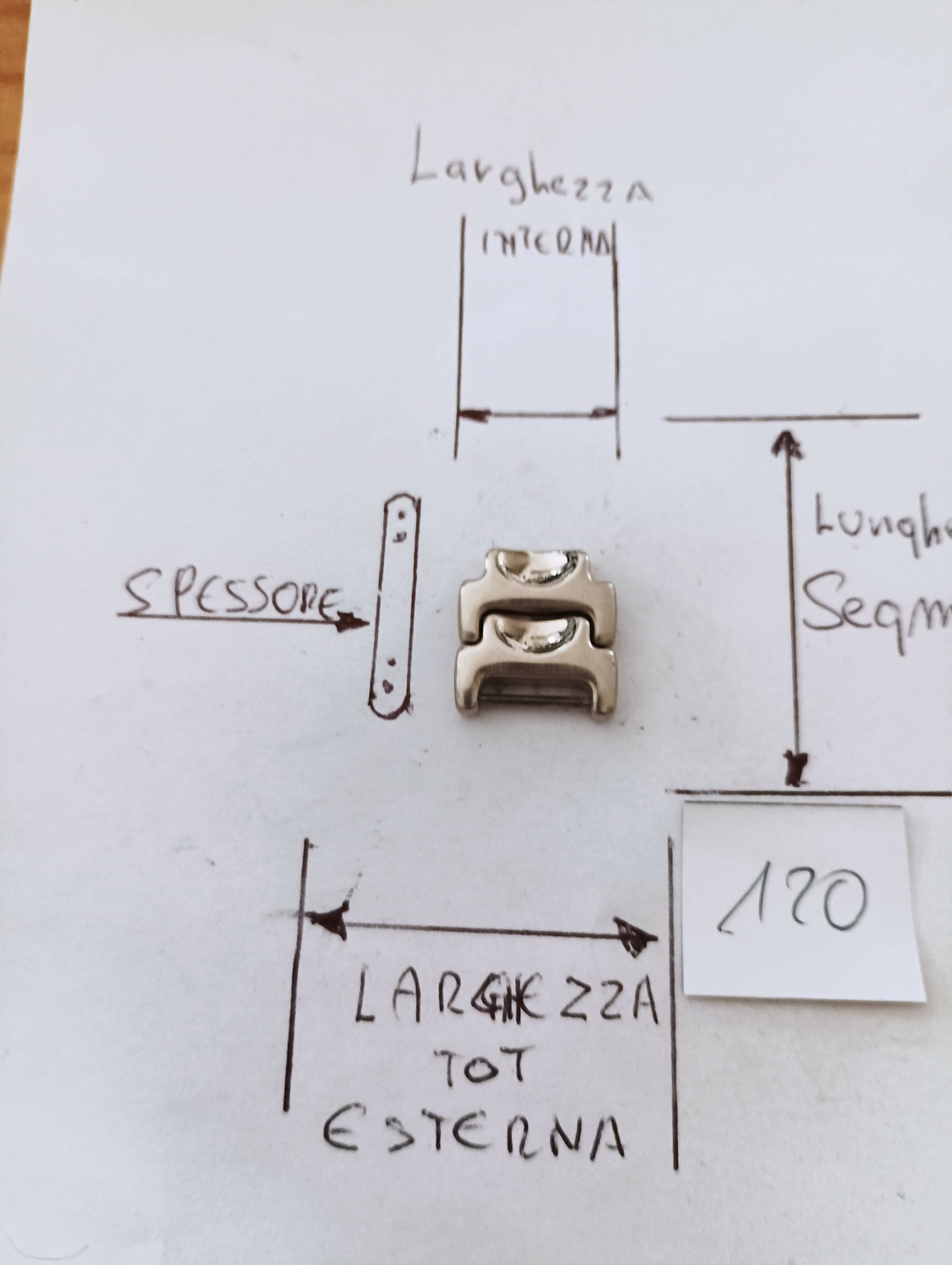 Maglia aggiuntiva per bracciale color acciaio, dalle dimensioni di 14,20 m.m larghezza esterna e larghezza interna 9,50 m.m. spessore 3,9 lunghezza segmento 9,8 m.m..