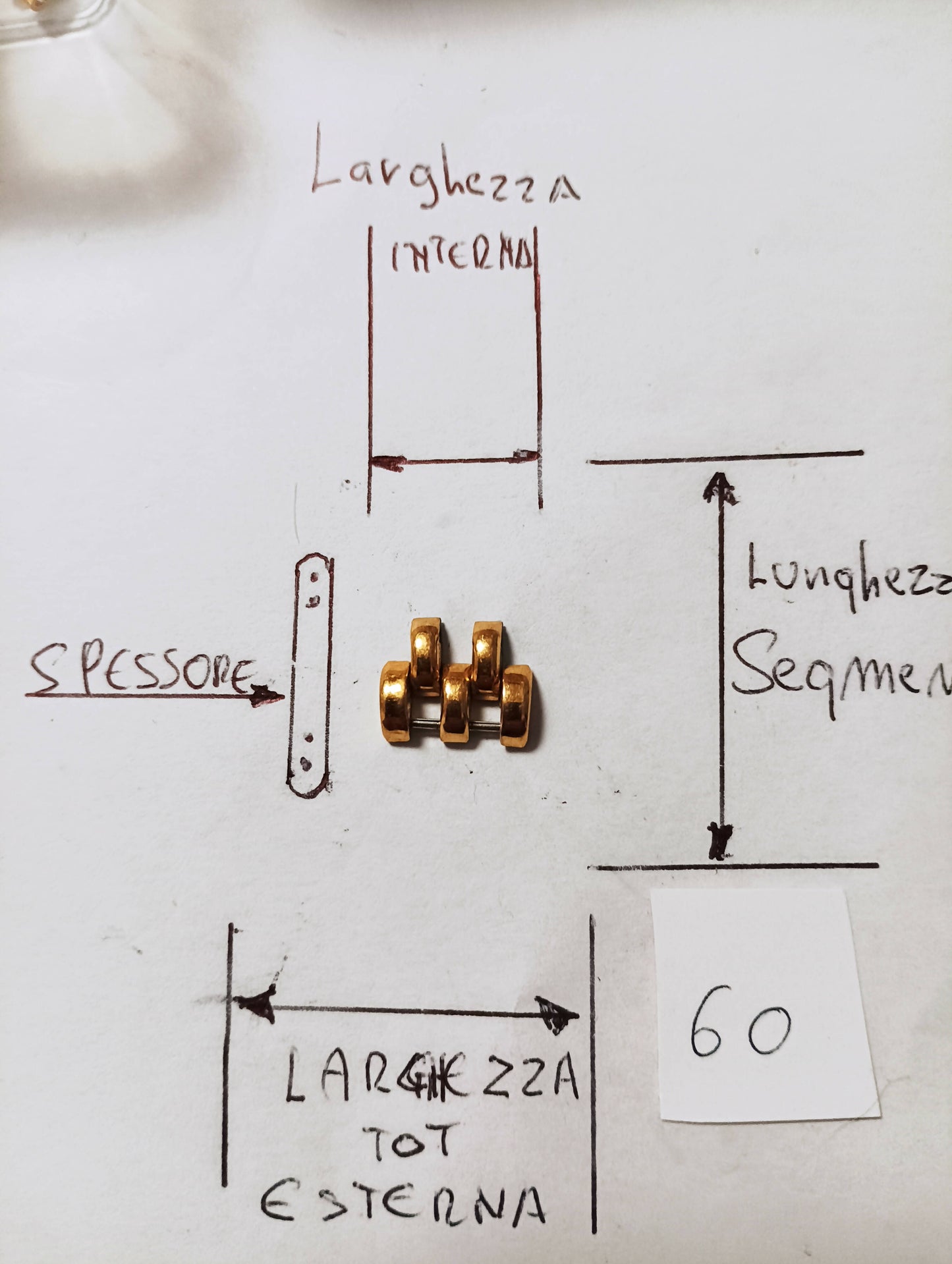 Maglia aggiuntiva per bracciale color oro delle dimensioni di 13,03 m.m. larghezza massima e di minima 7,66 m.m. spessore 3,18 m.m. larghezza segmento 7,11.