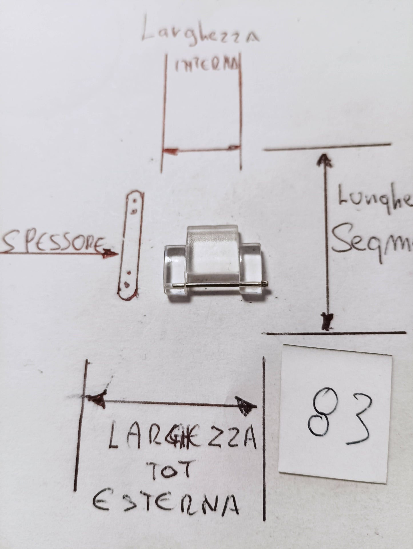 Maglia aggiuntiva per bracciale color trasparente in materiale sintetico dalle dimensioni di 17,30 m.m.larghezza esterna e di interna 9,25 m.m.spessore 3,60m.m. lunghezza segmento 9 m.m.