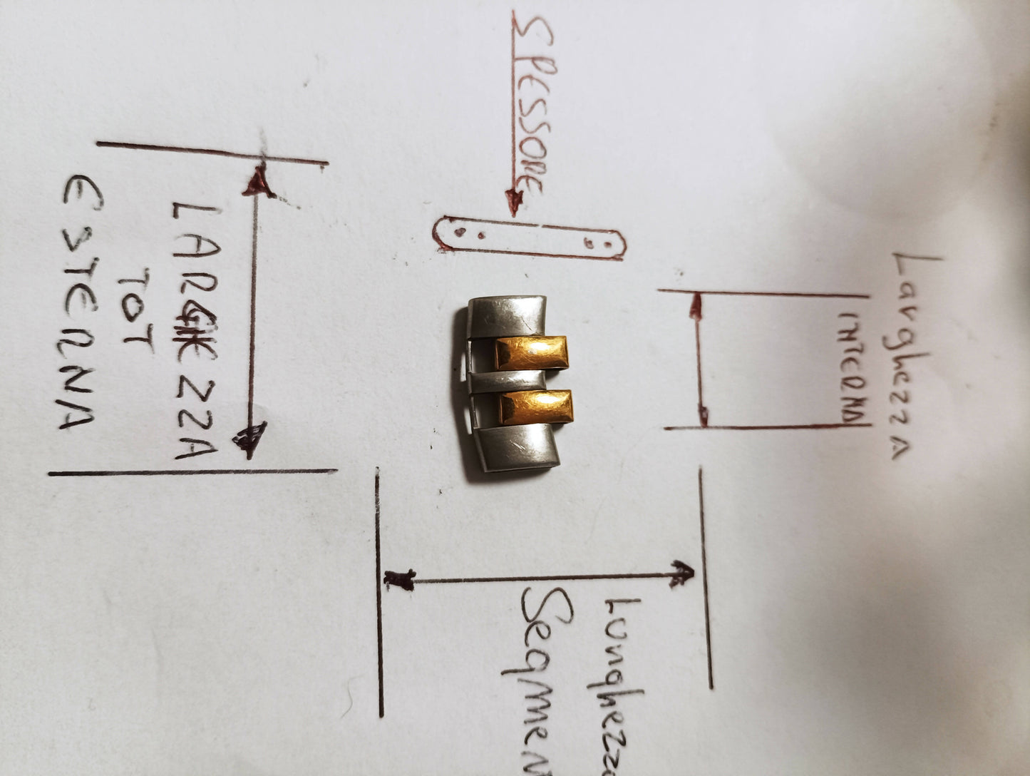 Maglia aggiuntiva per bracciale color acciaio e oro delle dimensioni massima di 17,95 m.m. minima 9 m.m. spessore 3,5 m.m. lunghezza segmento 8,26 m.m.