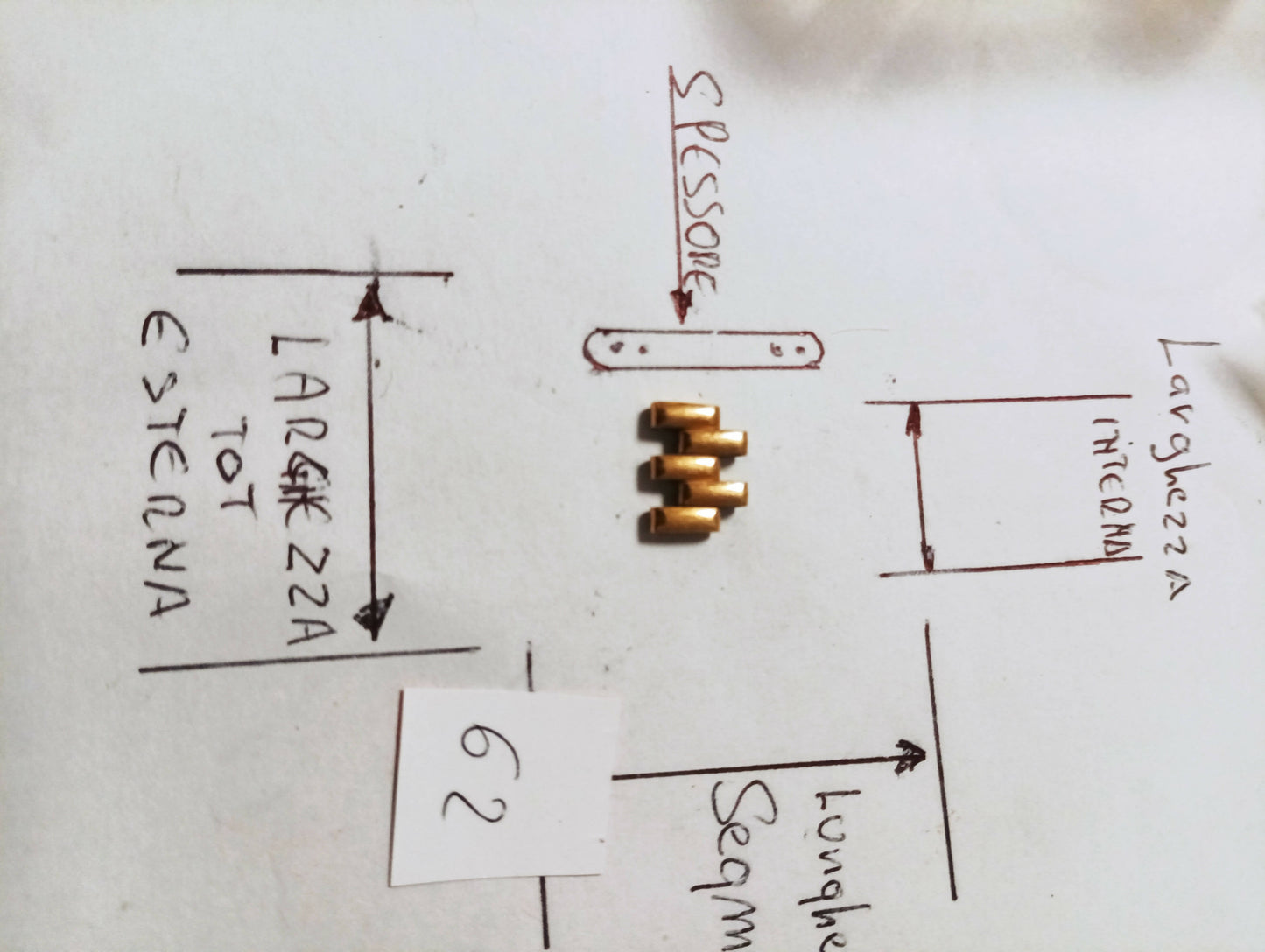 Maglia aggiuntiva per bracciale color oro delle dimensioni di 11,03 m.m. di massima larghezza e di minima 6,31, m.m. spessore 2,7 m.m. larghezza Segmento 6,05 m.m.