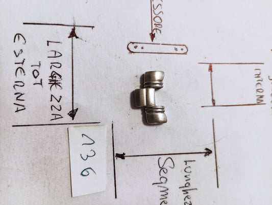 Maglia aggiuntiva per bracciale color acciaio dalle dimensioni di 17,34 mm. Larghezza esterna, 5,9 mm larghezza interna , spessore 2,82 mm. Lunghezza segmento 10,52 mm.