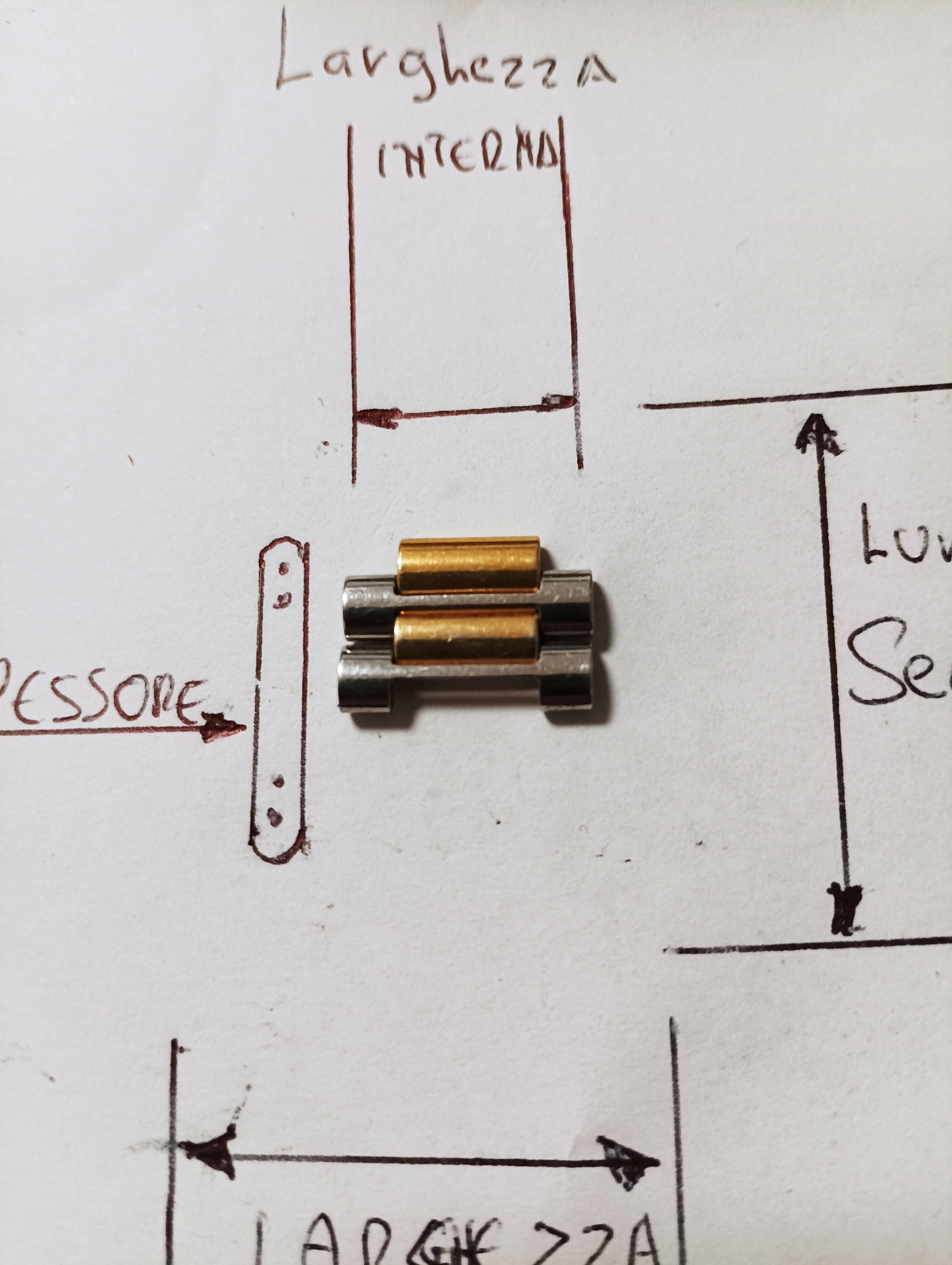 Maglia aggiuntiva per bracciale color acciaio e oro delle dimensioni di 16,15 m.m. larghezza totale esterna e di 9,21 larghezza interna, spessore 2,96m.m. lunghezza segmento 4,5m.m.