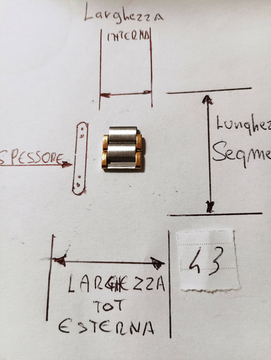 Maglia aggiuntiva per bracciale color acciaio e oro delle dimensioni di 10,95 m. si larghezza totale massima,minima 7,8 m.m. spessore 2,08 m.m. lunghezza segmento 4,77.m.m.