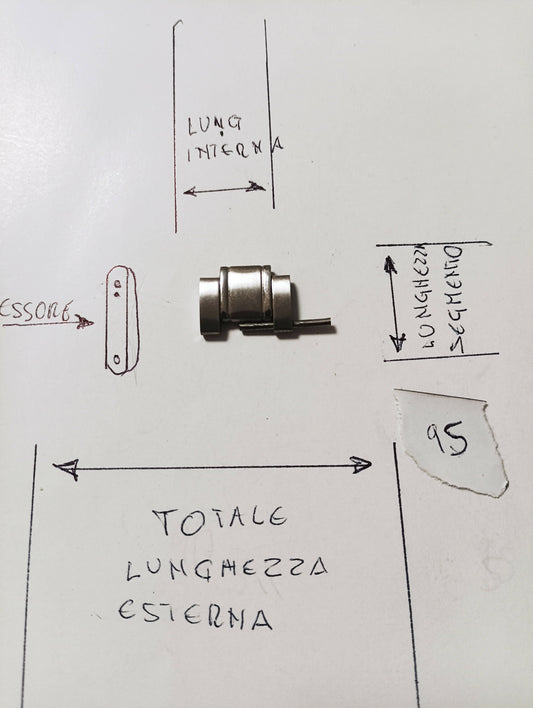 Maglia aggiuntiva per bracciale color acciaio dalle misure di 15,94 m.m.larghezzaesterna e di larghezza minima 8,92m.m. spessore 2,39 lunghezza segmento 10,26 m.m.