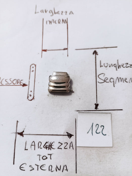 Maglia aggiuntiva per bracciale color acciaio dalle dimensioni di 12 m.m. larghezza esterna e di 8 larghezza interna 3,9 m.m. spessore 11,6m.m. lunghezza segmento.