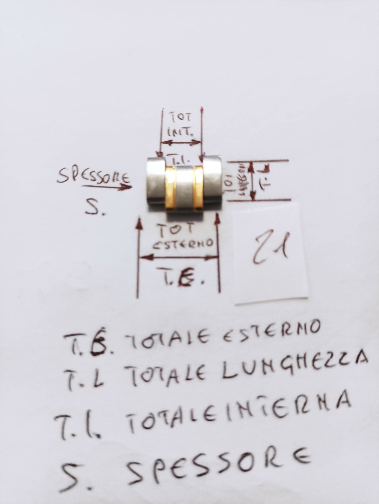 Maglia aggiuntiva per bracciale color acciaio e oro delle dimensioni di 16,05 massima esterna e 8 m.m. interna 2,7 m.m. spessore 10,90 m.m. lunghezza segmento.